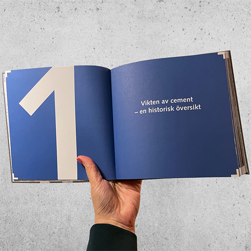 Uppslag i boken Cement, formgiven av bokformgivare Åsa Kax ,vann Publishingpriset 2023.