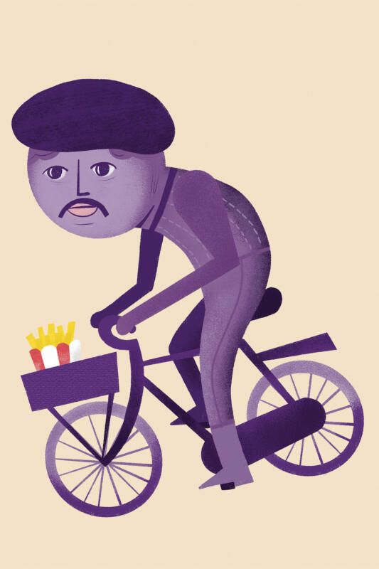Man med basker cyklar. I lådan fram på cykeln har han pommes frites som sticker upp.