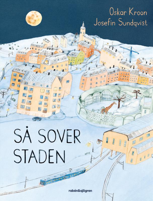 Handskriven typografi och detaljerad akvarell som visar en stad i månens sken. Ett tåg kommer in på perrongen, ett zoo med en giraff, bil, hus och lyftkranar. Månen lyser på mörk himmel och det är natt. Staden är utzoomad och ur fågelperspektiv. 