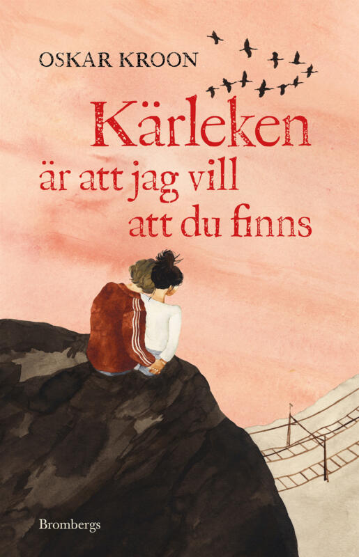 Omslagsbild av ungdomsboken Kärleken är att jag vill att du finns. Illustration i akvarell föreställande ungt kärlekspar som håller om varandra med huvudena tätt ihop. Paret sitter på en klippa under rosa himmel och blickar ut mot tågspåren. Tranor flyger i ett v.  #längtan #värme #spänning #samhörighet #ungdom 