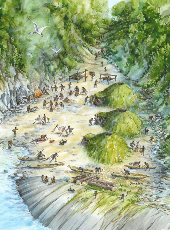 Fågelperspektiv över strand med tät växtlighet i bakgrunden, tre hyddor täckta med grästorv, stockbåtar uppdragna på stranden, många människor i olika arbete