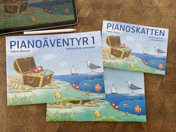Omslagsbild av en strand, krabbor och fiskar