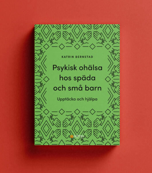 Omslag till boken "Psykisk ohälsa hos späda och små barn" liggandes på röd bakgrund