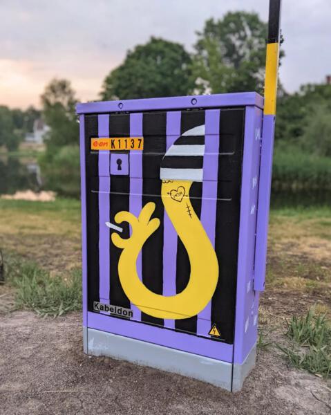 Elskåpskonst av en arm som slingrar sig mellan galler till en fängelsecell. 