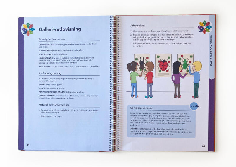 Uppslag ur bok med illustration av skolbarn framför posters med insekter.