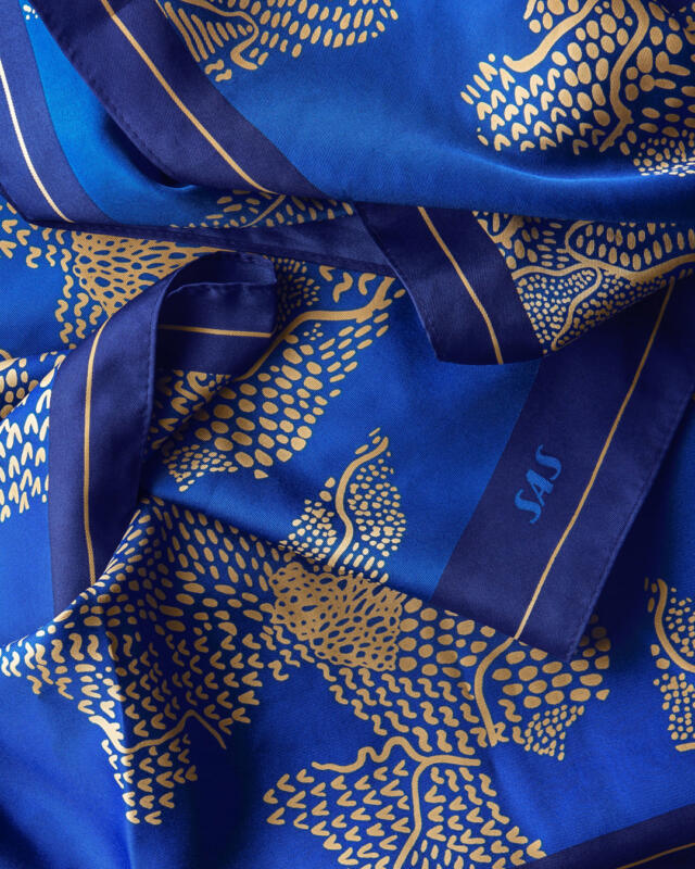 Bild som visar detalj av mönstrad sidensjal designad av Amandah Andersson, 2015.