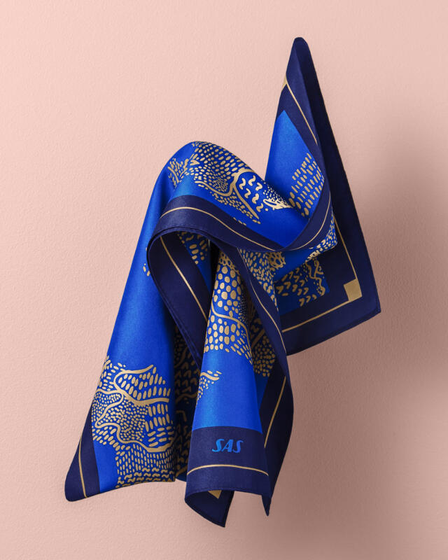 Bild som visar mönstrad sidensjal designad av Amandah Andersson, 2015.