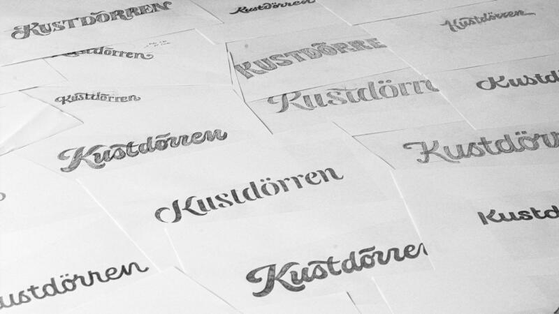 Handritade skisser i massor för dörrvarumärket Kustdörrens logotyp