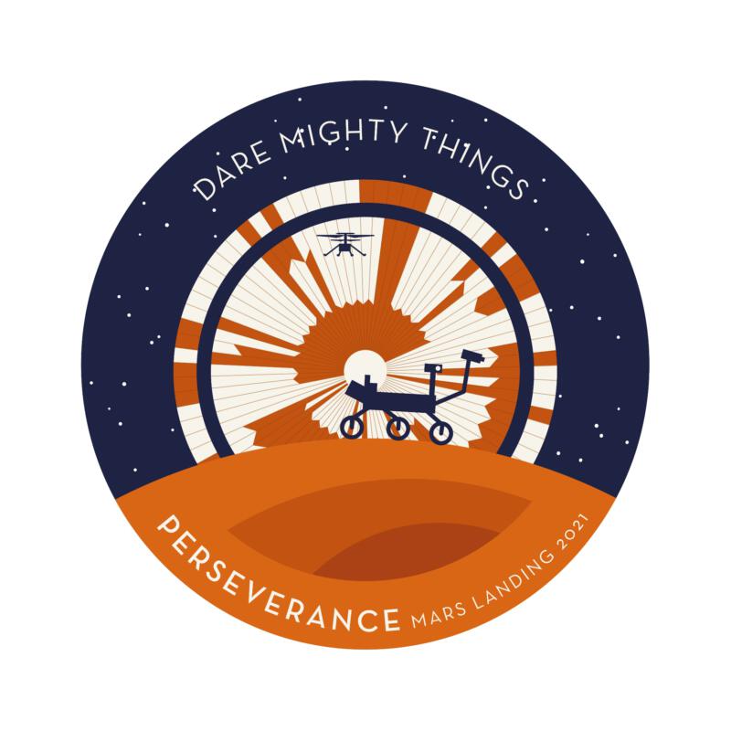 Cirkelformad bild. Den mörkblå Marslandaren står på Marsytan med överdriven kurvatur. Bakgrunden är fallskärmen med röda och vita fält. De bildade i binärkod "Dare Mighty Things".