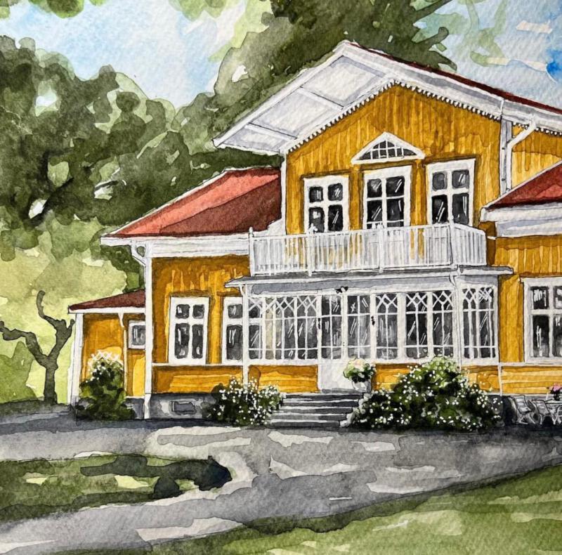 Gult trähus med gräs och träd omkring