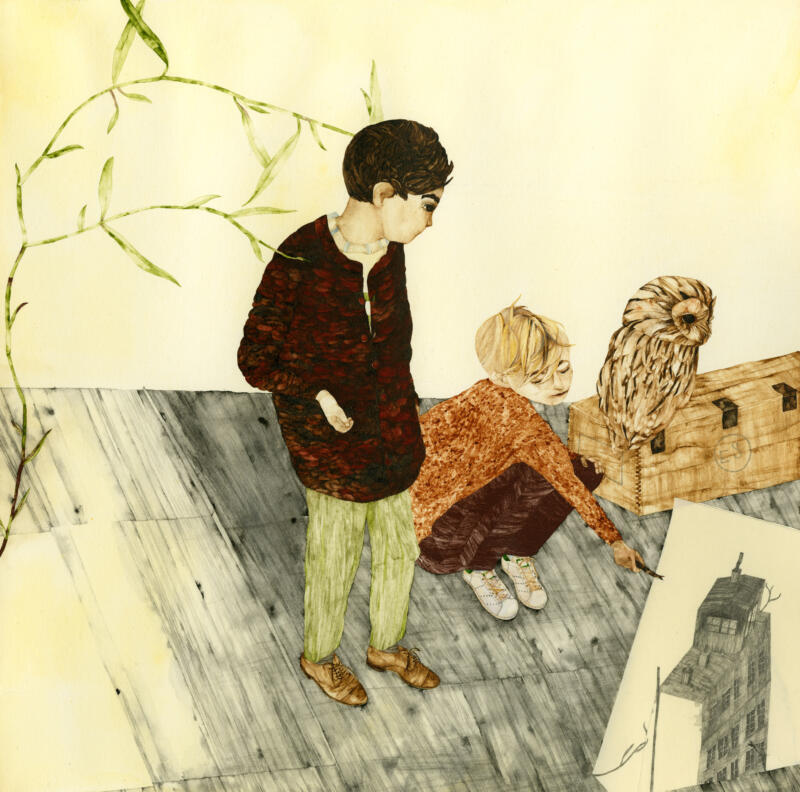 En färgillustration av Edgar som lyssnar på Egon som pekar mot en karta med ett hus och en växt på. En växt finns i bakgrunden och en uggla.