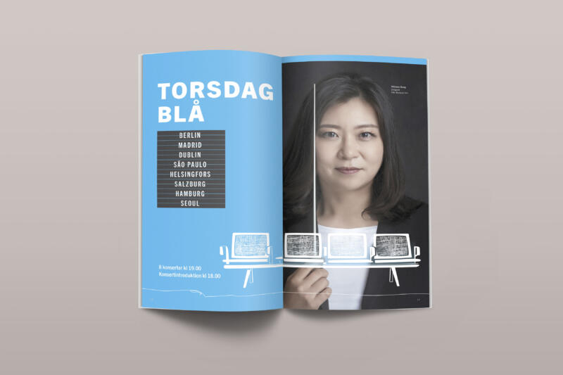 Uppslag med ett fotografi på en kvinnlig dirigent. Plus en illustration på en sittbänk från en ankomsthall.