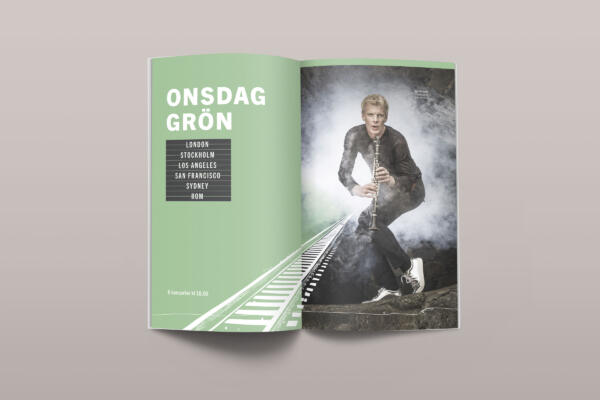 Fotografi på dirigenten och klarinettisten Martin Fröst. Över bilden går en illustrerad tågräls som försvinner in i dimman. 