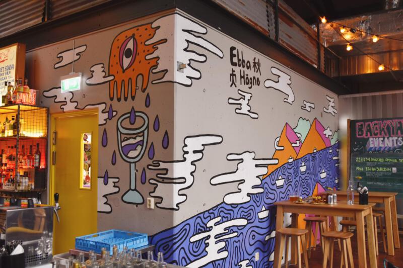 Muralpainting in Rollin' Bistros backyard, väggmural i Rollin’ Bistros