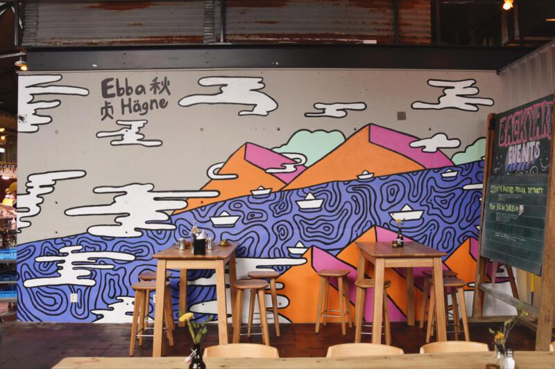 Muralpainting in Rollin' Bistros backyard, väggmålning på Rollin’ Bistros backyard