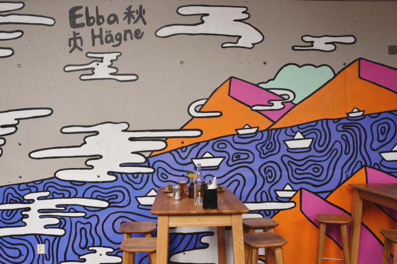 Muralpainting in Rollin' Bistros backyard, väggmålning på Rollin’ Bistros backyard