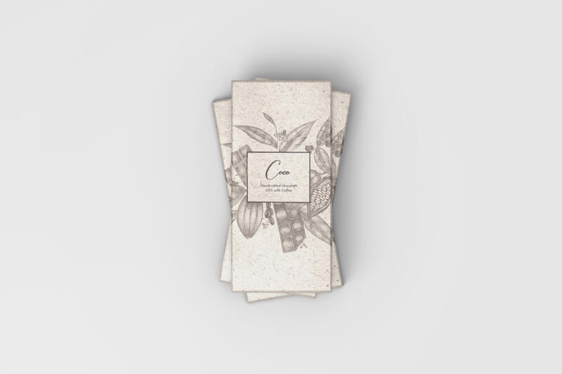 Mockup foto av förpackningen. Bilden visar den illustrerade förpackningen med logotyp och text. På förpackningen står det handgjort choklad med havremjölk. Illustrationen visar kakaobönor, kaffebönor, löv, chokladkakor och insekter målad med blyerts.