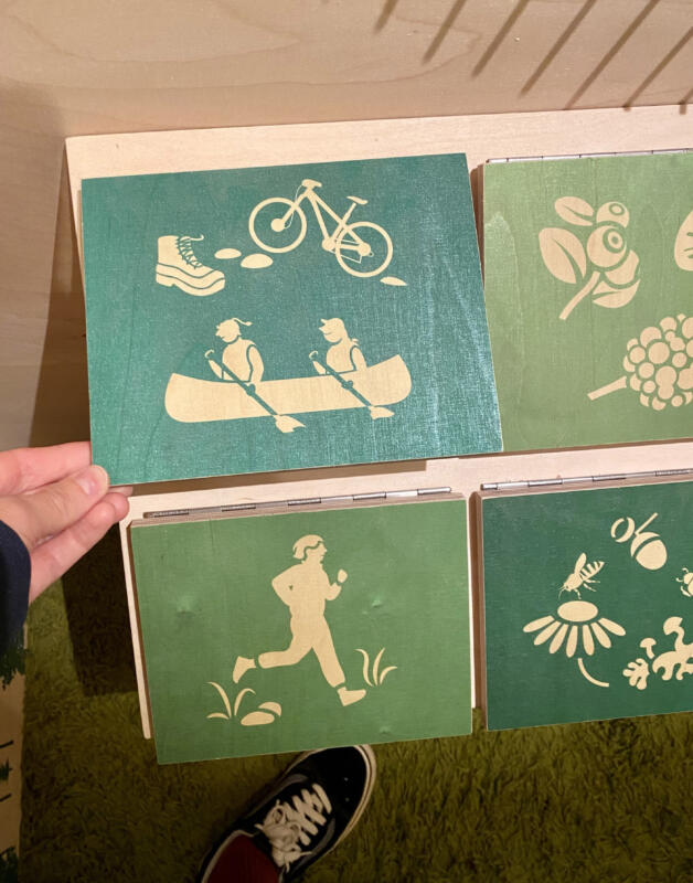 Illustrationer till uppdrag på temat skogens vinster. Utställningen Skoogla på Fulltofta naturcentrum.