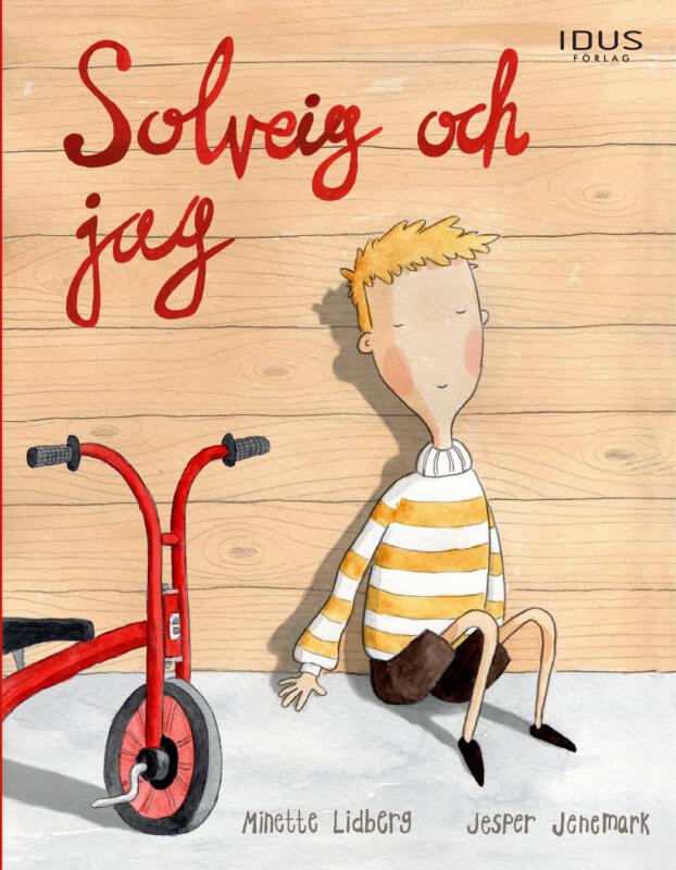 Harry sitter och lutar sig mot ett plank och njuter av solskenet.