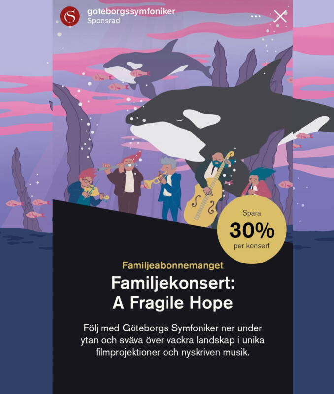 Illustration av en symfoniorkester står på havets botten medan späckhuggare och fiskar simmar ovanför.