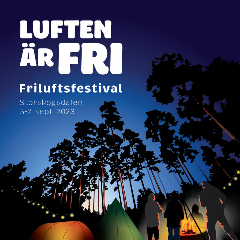 Illustrationen visar fyra personer runt en lägereld. De är i en mörk tallskog med tält och ljusslingor. Texten Luften är fri.