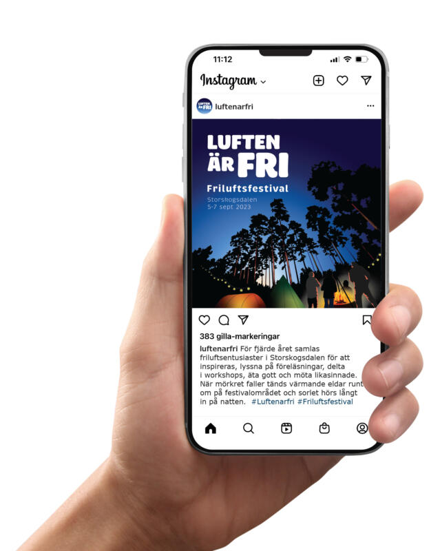 En hand som håller en mobiltelefon där man ser ett inlägg och friluftsfestivalen på Instagram.