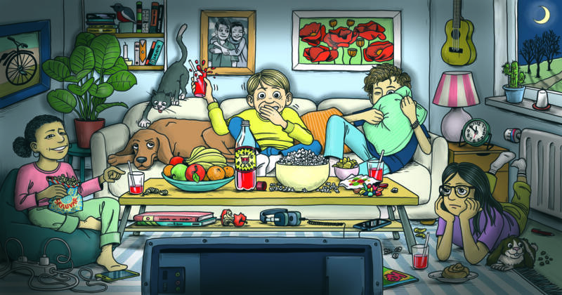 fredagsmys, kväll, skräckfilm, snacks, vardagsrum, hund, katt