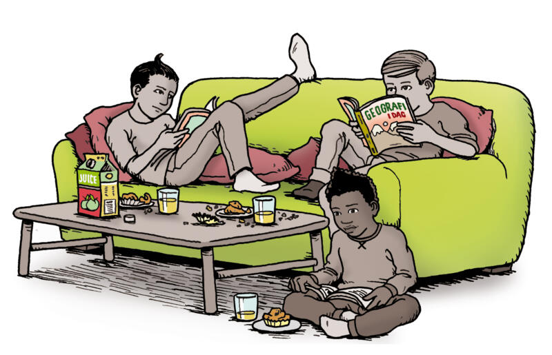 plugga, läxor, läxläsning. soffa, bullar, juice, barn, soffbord