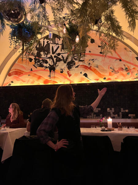 Semi abstrakt väggmålning till Restaurang Artilleriet