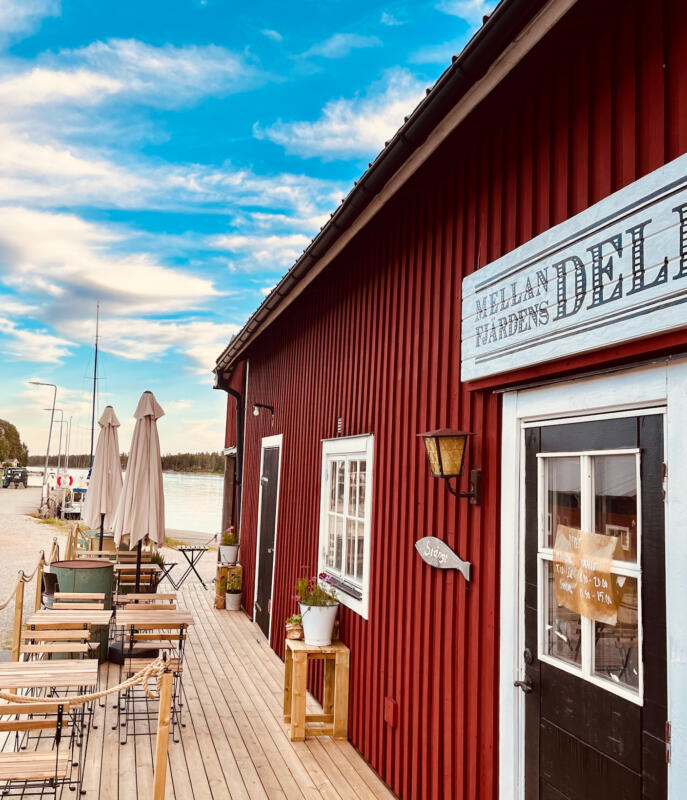 Handmålad butiksskylt för Mellanfjärdens Deli