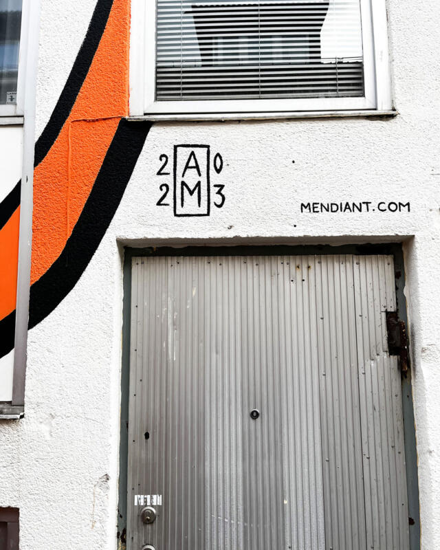 Närbild på muralmålning och signatur i nedre högerkant av motiv. Amanda Mendiant 2023.
