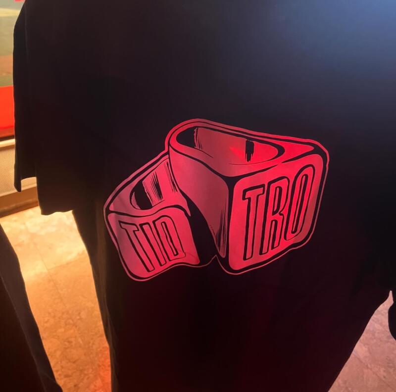 T-shirt med grafisk detalj (som även råkar vara albumets namn) som tryck 