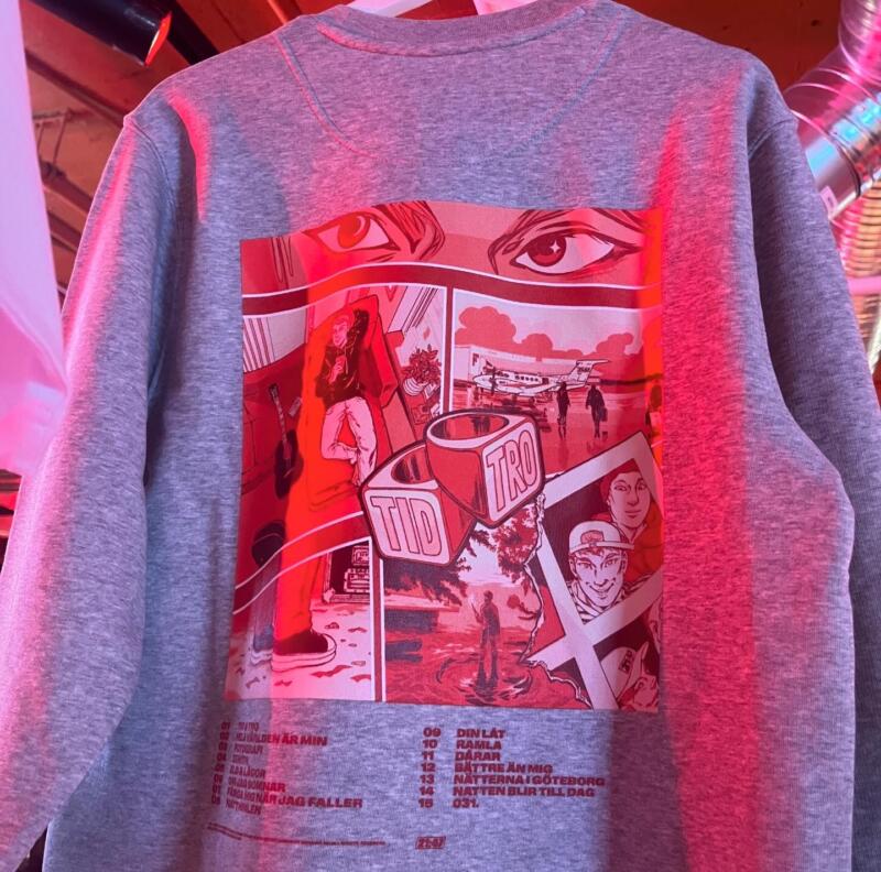 En sweatshirt med albumomslaget 