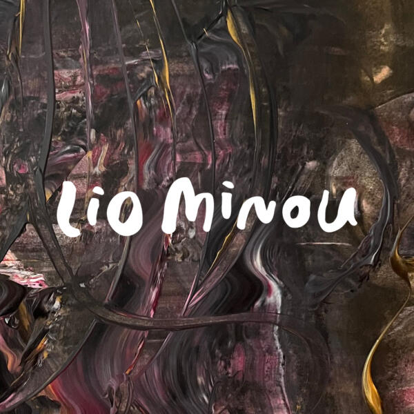 Lio Minou logotyp. Konsten i bakgrunden är gjord av Lio Minou.