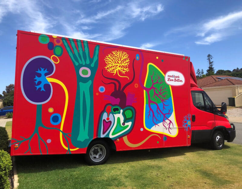Mobil hälsosstation, dekorerad med anatomiska illustrationer i starka färger