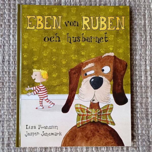 Framsidan av en bilderbok. En tax tittar fundersamt på ett litet barn som går iväg.