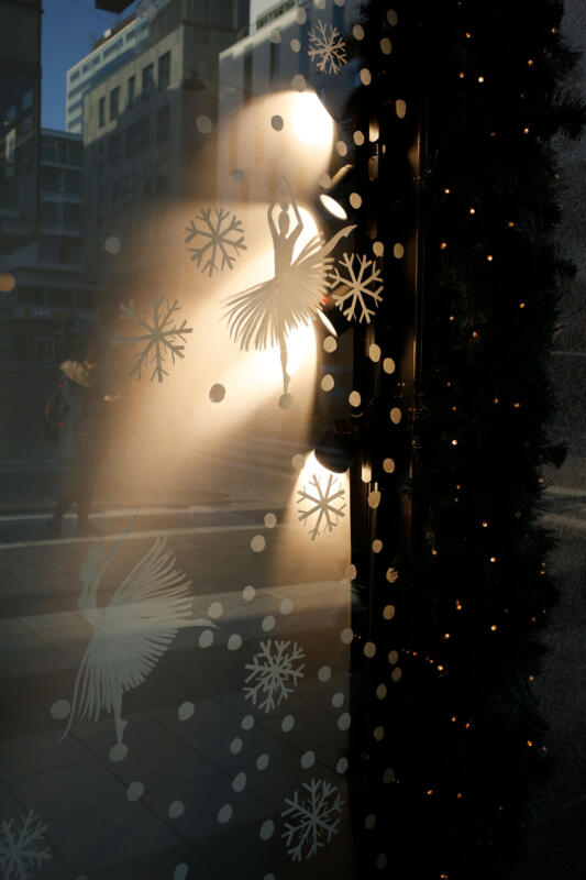 Lina Ekstrand illustrations live drawing of ballet dancers and snowflakes in white for Åhléns Christmas window display