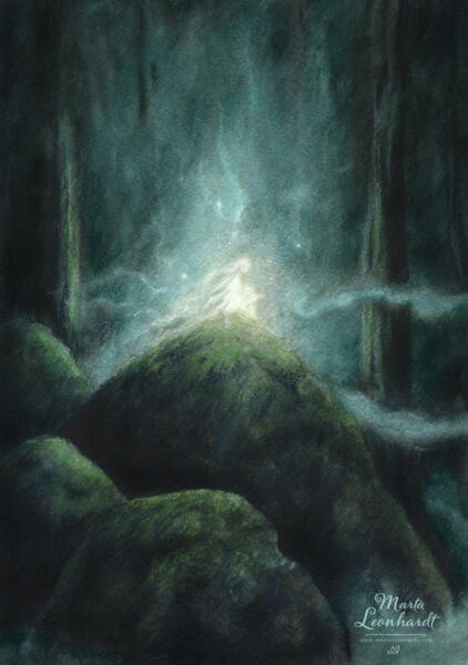 "Dimälva". Illustration i akvarell av Marta Leonhardt. Bild av en liten älva i dimman, idé till en ungdomsbok om folktro. Det är en mörk skog med mossklädda stenar och dimma. Bokillustration för barnböcker och ungdomsböcker på tema fantasy, magisk realism, spänning och det övernaturliga.