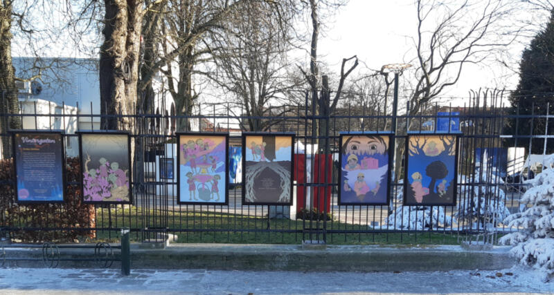 Affischer med serier i Folkets Park i Malmö på vintern. 
