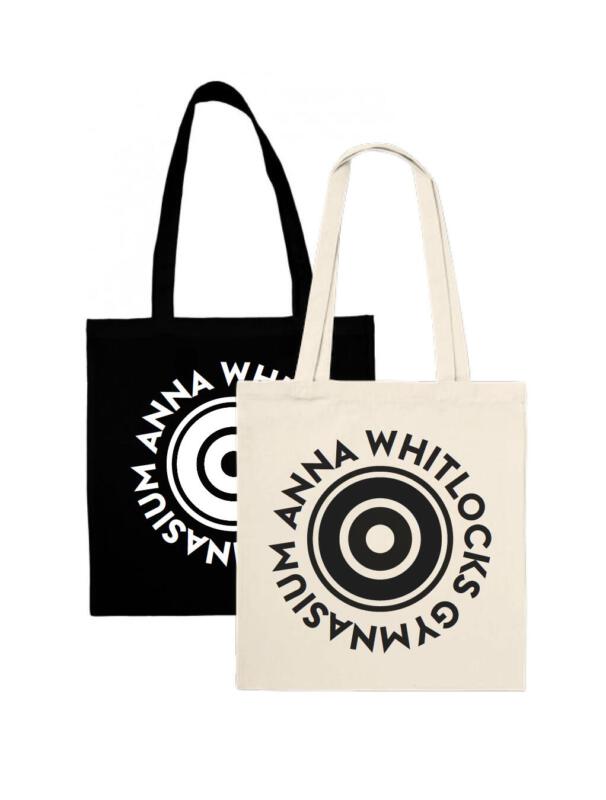 Logotyp för Anna Whitlocks Gymnasium tryckt på tygkassar.