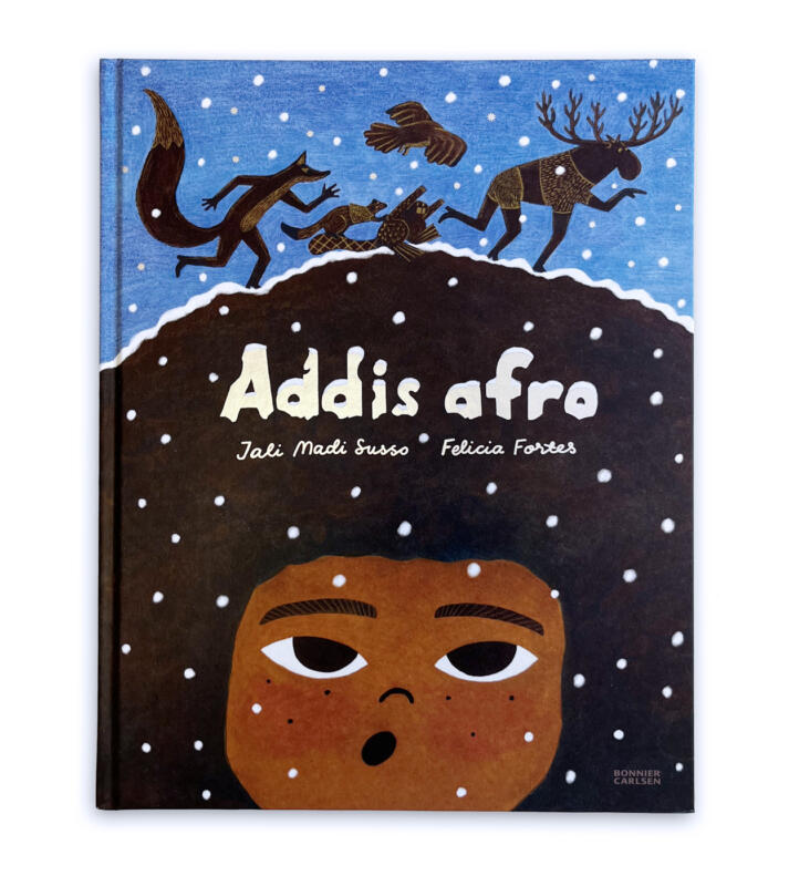 Illustrerat omslag till bilderboken Addis afro, föreställande en person med stort afrohår och djur som springer ovanpå.