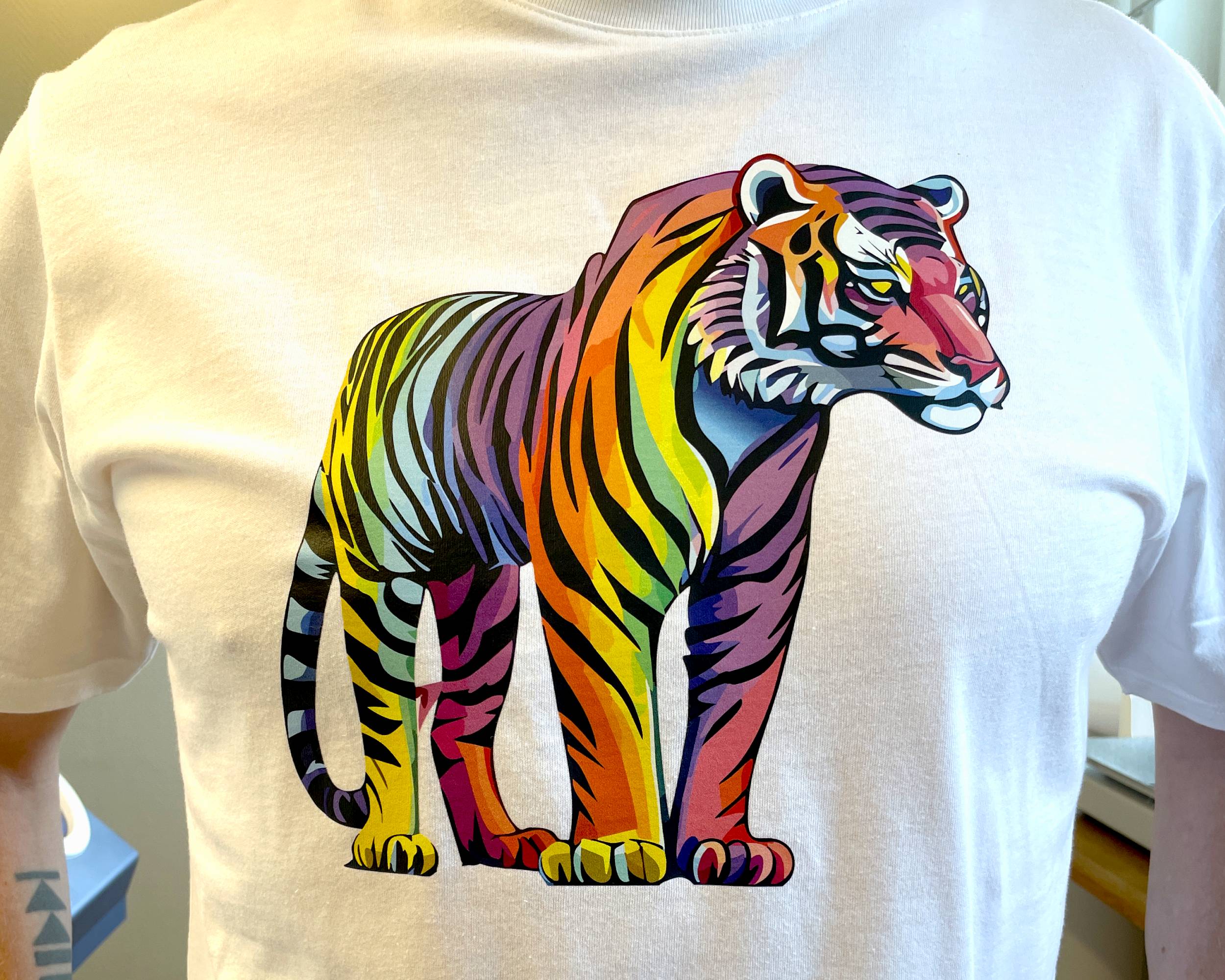 Vit t-shirt med tryckt motiv av en tiger
