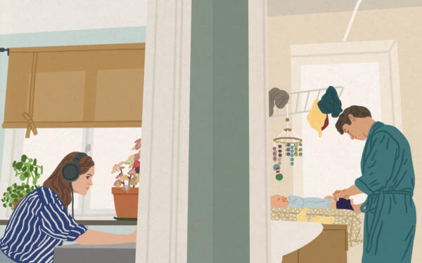 Digital illustration i färg. En mamma sitter med hörlurar och jobbar framför en stationär dator i ett rum. I badrummet brevid står en pappa i morgonrock och byter blöja på en bebis som ligger på ett skötbord.