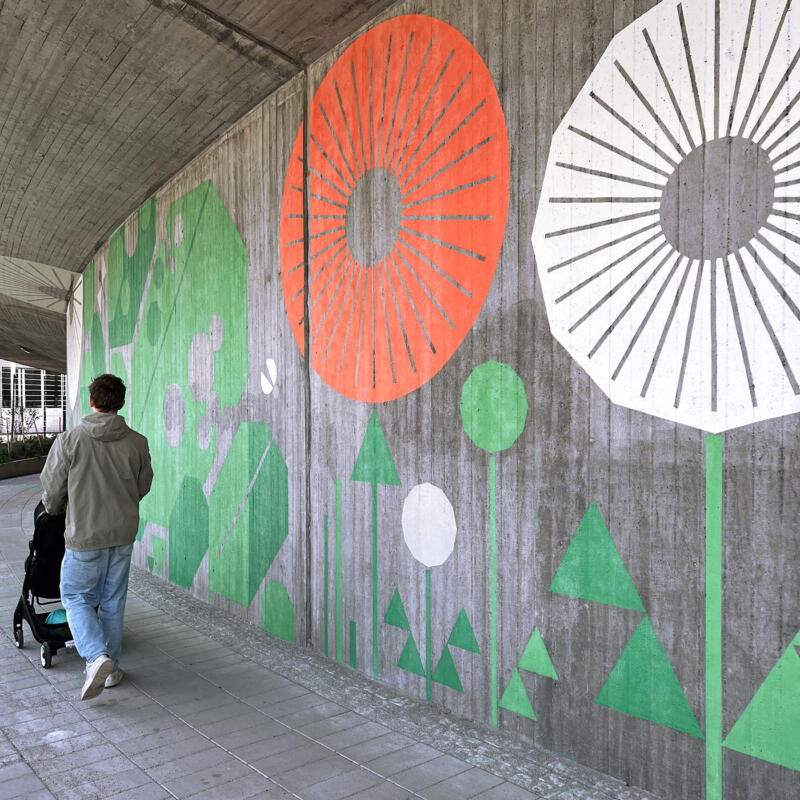 Muralmålning för Solna stad, föreställande maskrosor och blad.