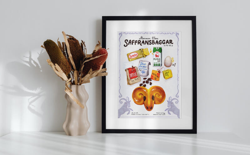 Inramat recept på saffransbaggar bredvid en blomvas.