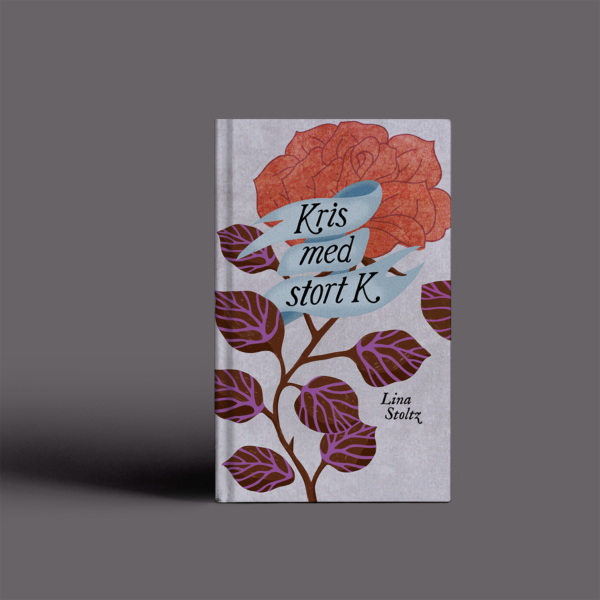 Mockup av ett bokomslag med titeln "Kris med stort K" skriven över en banner. I bakgrunden en ros som ska leda tankarna till både tatueringar och kärlek.