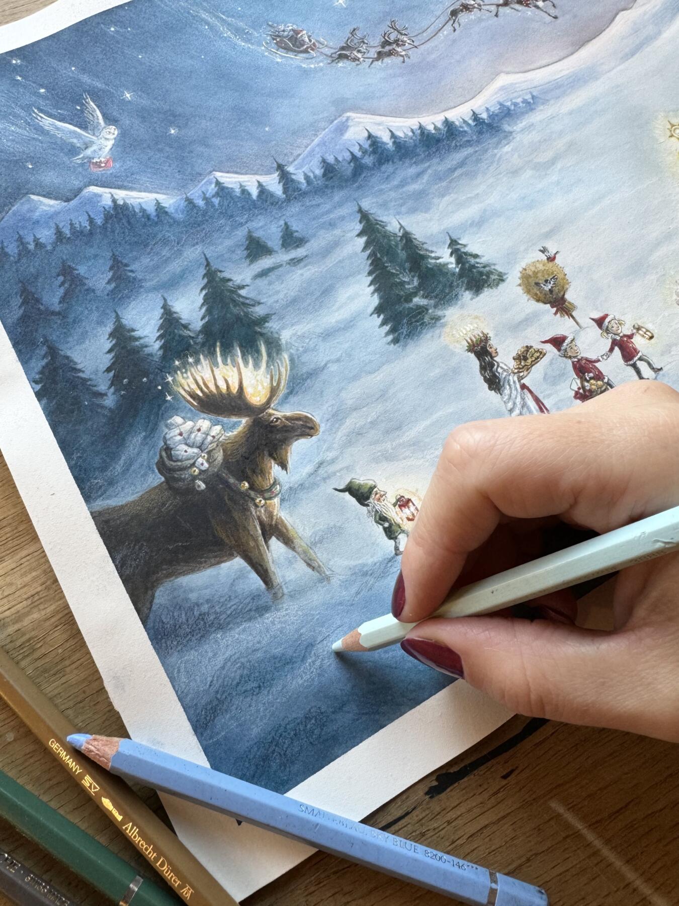 Närbild som visar hur Marta Leonhardt illustrerar årets juliga frimärke 2024.