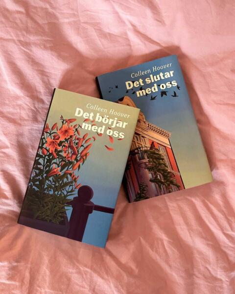 Bokomslagsdesign till Colleen Hoovers duologi Det slutar med oss. På det ena omslaget finns en illustration av orangea liljor och på det andra omslaget är en illustration av en byggnad mot en himmelsbakgrund. På himlen flyger svarta fåglar.
