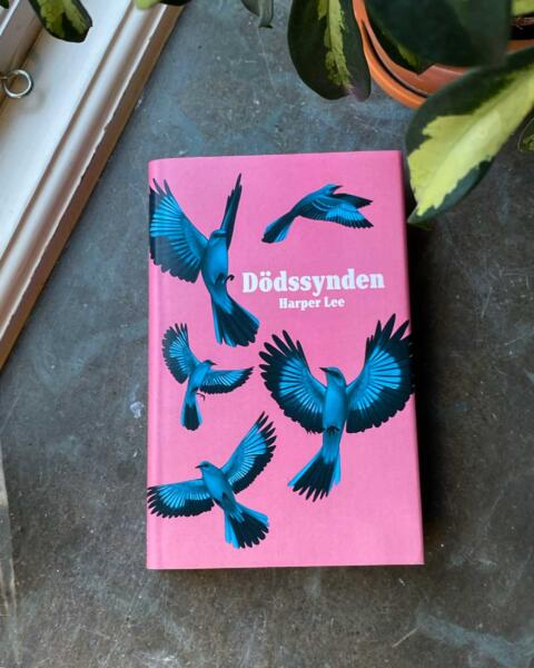 Omslagsdesign till boken Dödssynden. Illustration av blå fåglar mot en rosa bakgrund.