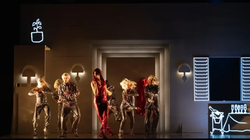 Image from the dance performance Snow White at Dansens Hus in Stockholm with the animation I made at the top left.